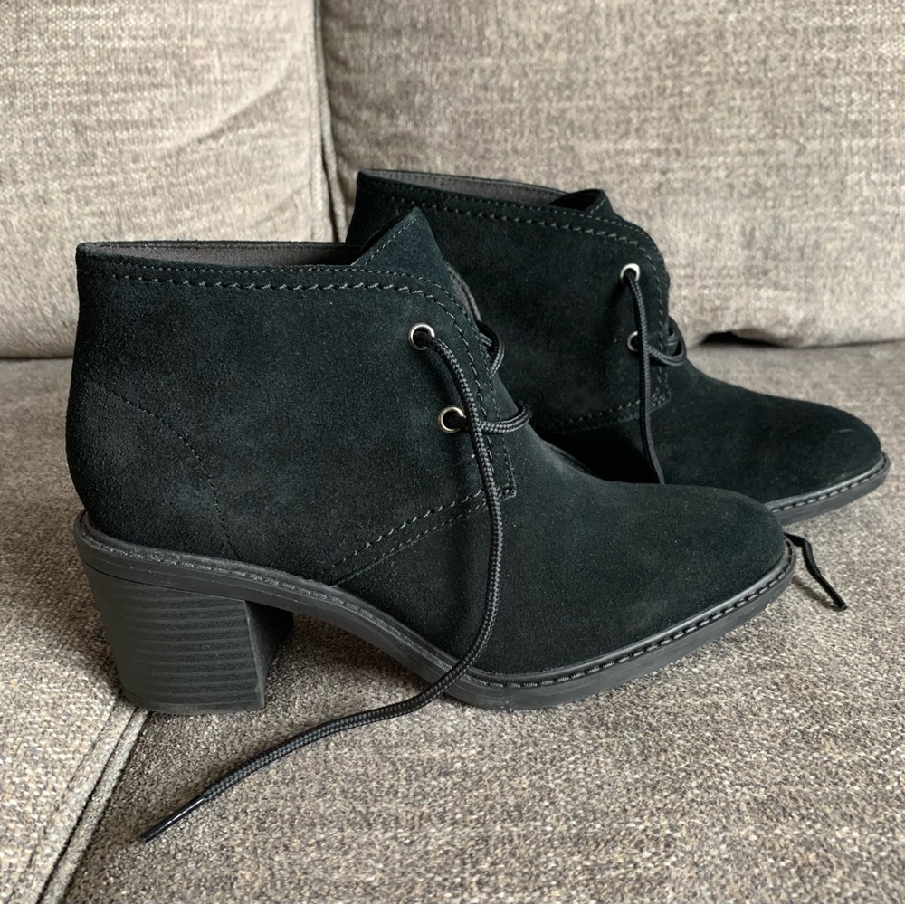 Clarks Women's Scene Lace Boot suede size 8, gently used, comfort and fashion